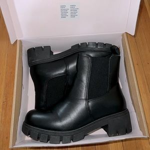 Slip On Chelsea Boots- Black